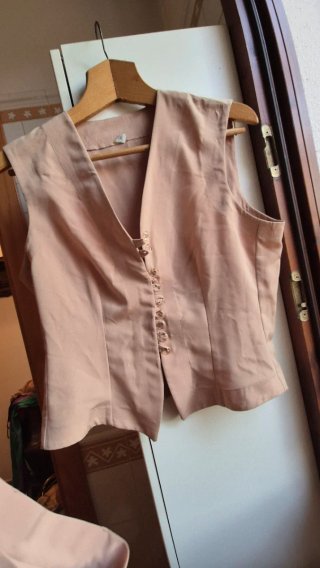 Tailleur beige/rosa gilet e pantalole