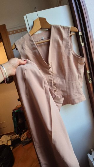 Tailleur beige/rosa gilet e pantalole
