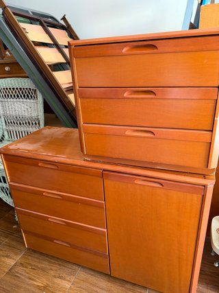 Cómoda y mesita de madera