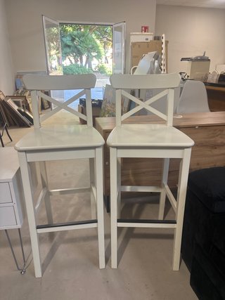 Taburetes altos blancos de madera