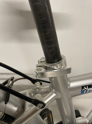Bicicleta Plegable Plateada con Cesta