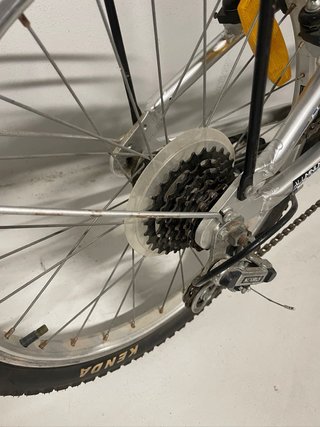 Bicicleta Plegable Plateada con Cesta