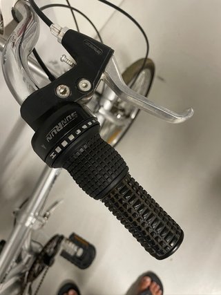 Bicicleta Plegable Plateada con Cesta