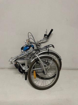 Bicicleta Plegable Plateada con Cesta