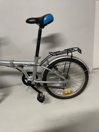 Bicicleta Plegable Plateada con Cesta