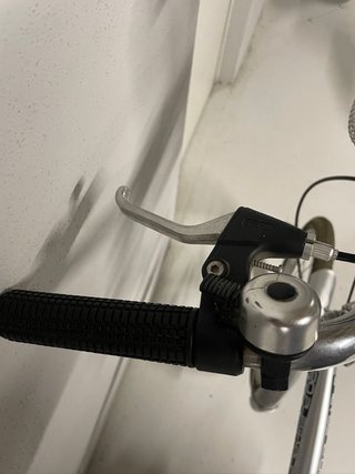 Bicicleta Plegable Plateada con Cesta