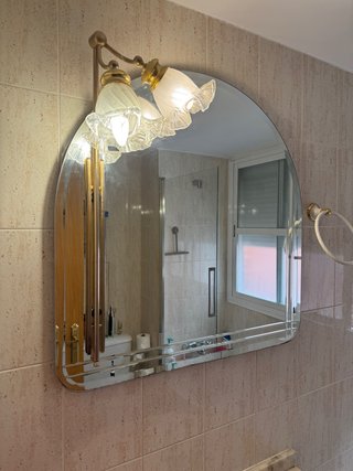 Espejo de baño con luz dorada