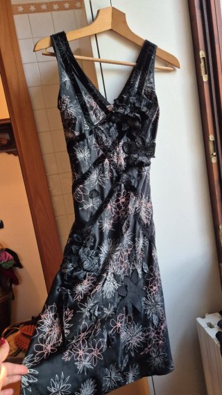 Abito floreale nero e rosa