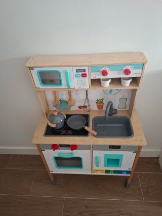 Cocinita de madera con accesorios