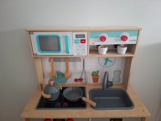 Cocinita de madera con accesorios