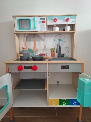 Cocinita de madera con accesorios