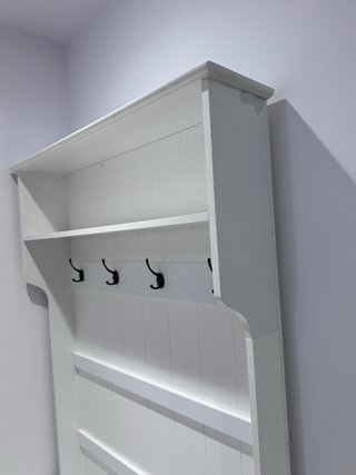 Mueble recibidor blanco y madera