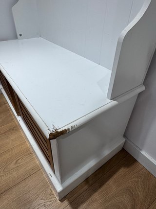 Mueble recibidor blanco y madera