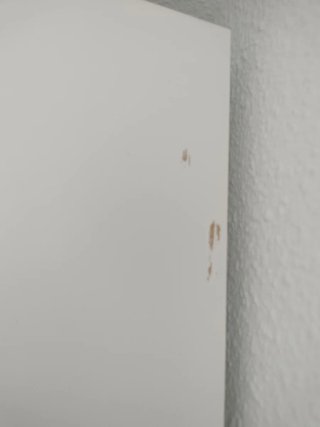 Escritorio blanco con cajonera.