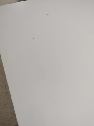 Escritorio blanco con cajonera.