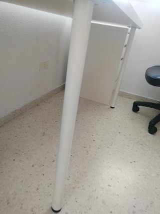 Escritorio blanco con cajonera.