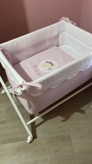 Minicuna con colchón y vestiduras