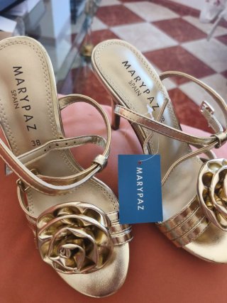 Sandalias doradas Paz talla 38