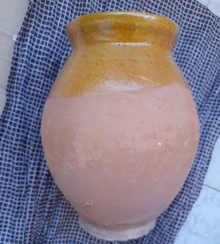 Puchero de barro con asa