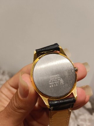 Reloj Seiko Quartz Dorado y Negro