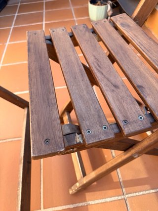 Mesa y sillas de madera abatibles exterior