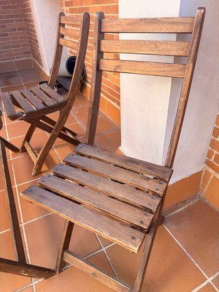 Mesa y sillas de madera abatibles exterior