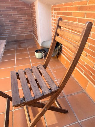 Mesa y sillas de madera abatibles exterior