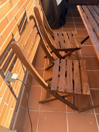 Mesa y sillas de madera abatibles exterior