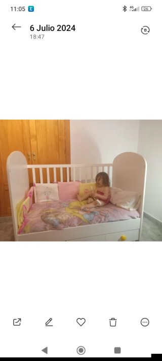 Cuna de madera con cajones