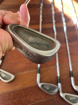 Palos de golf completos.