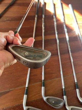 Palos de golf completos.