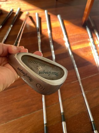 Palos de golf completos.