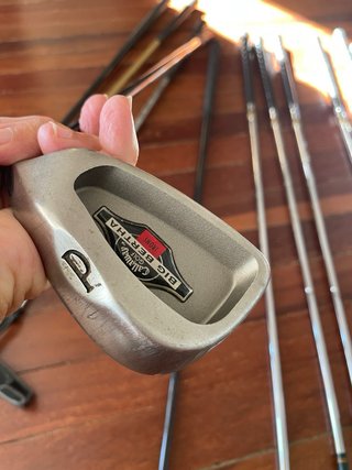 Palos de golf completos.