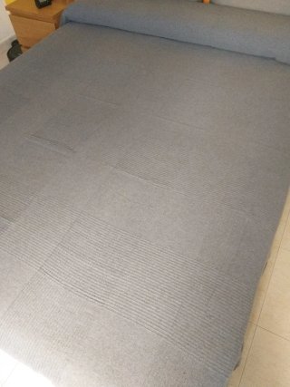 Colcha gris de tela