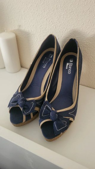 Zapatos de tacón azul y beige