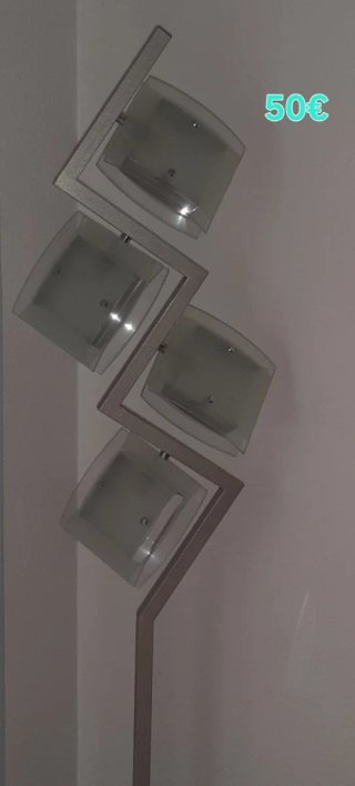 Lámpara de pie moderna 50€