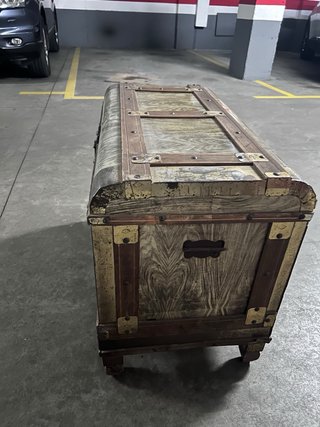 Baúl antiguo de madera y metal