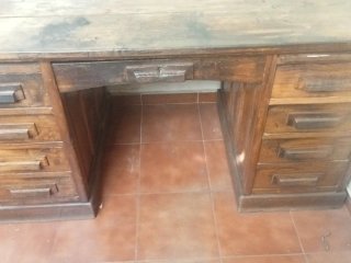Escritorio antiguo de madera