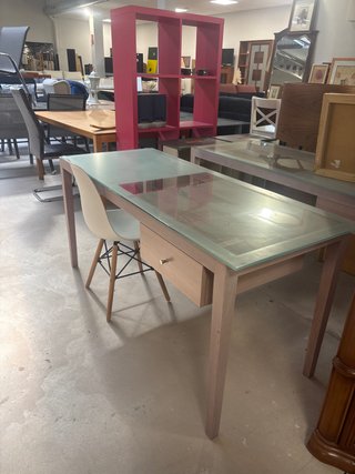Escritorio de madera y cristal