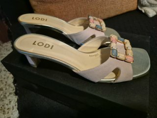 Sandalias Lodi tacón bajo adornos joya