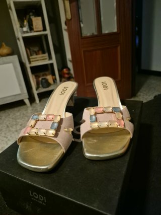 Sandalias Lodi tacón bajo adornos joya