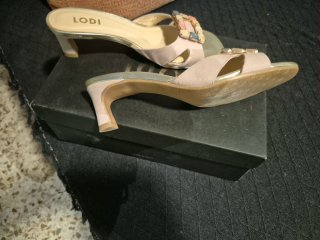 Sandalias Lodi tacón bajo adornos joya
