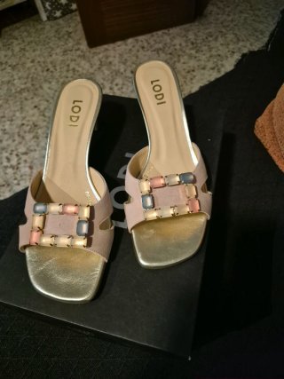 Sandalias Lodi tacón bajo adornos joya