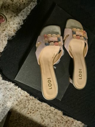 Sandalias Lodi tacón bajo adornos joya