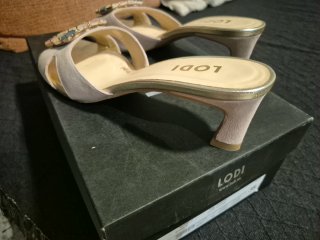 Sandalias Lodi tacón bajo adornos joya