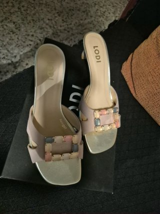 Sandalias Lodi tacón bajo adornos joya