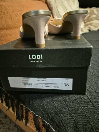 Sandalias Lodi tacón bajo adornos joya