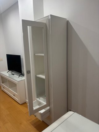 Estantería alta blanca con puerta de cristal