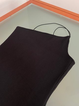 Vestido negro corto ajustado