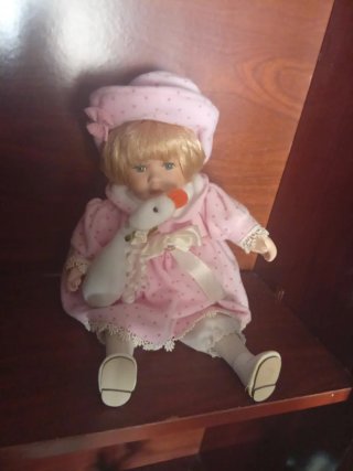 Muñeca de porcelana rosa con pato